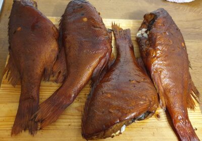 Karsti kūpināts jūras asaris kūpinātavā ar zeltainu ādu un dūmu aromātu